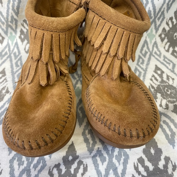 Minnetonka moccasin boots - Picture 2 of 6